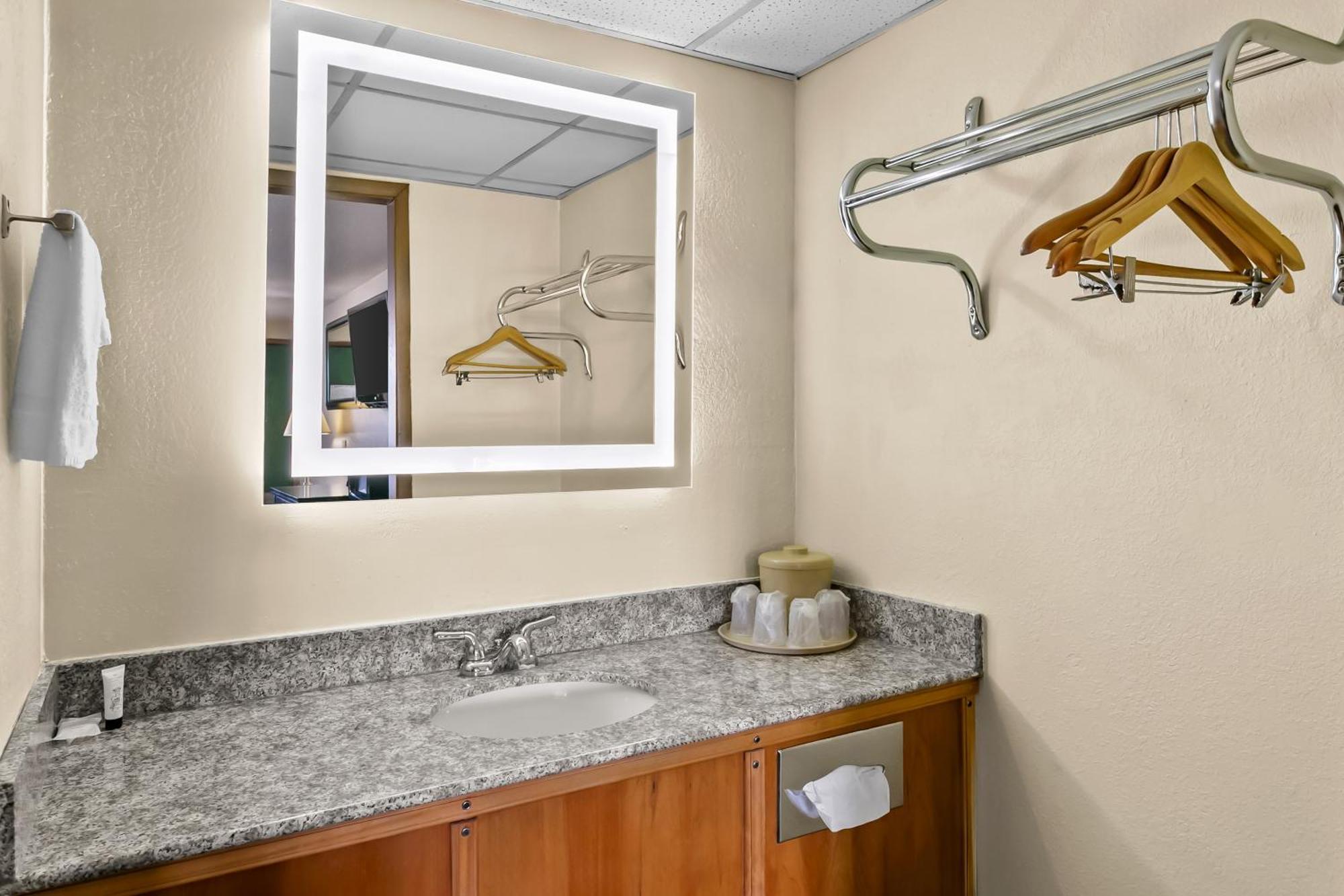 Americas Best Value Inn Мартинсбърг Екстериор снимка