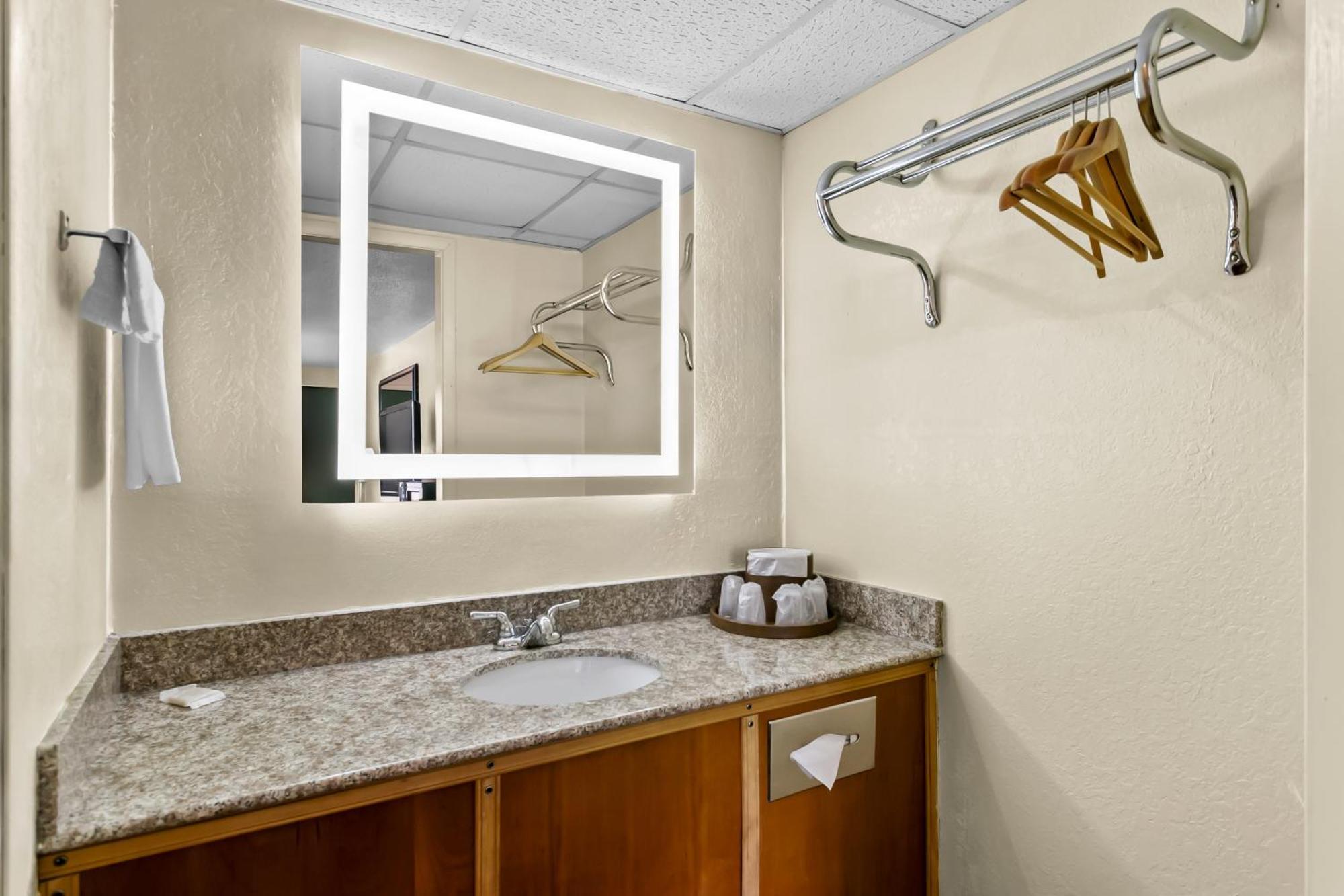 Americas Best Value Inn Мартинсбърг Екстериор снимка