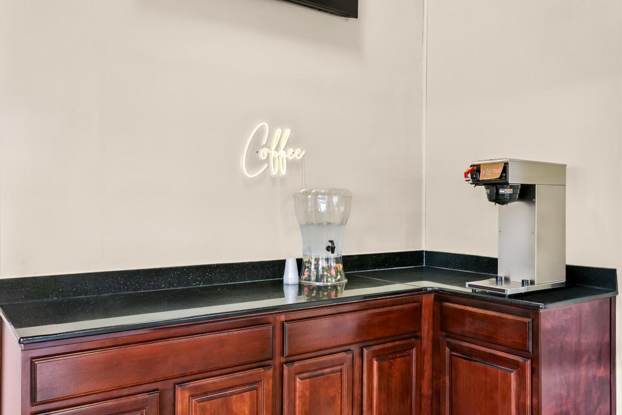 Americas Best Value Inn Мартинсбърг Екстериор снимка